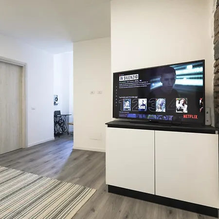 Blue Sapphire Cozy Flat In Center Of City コモ