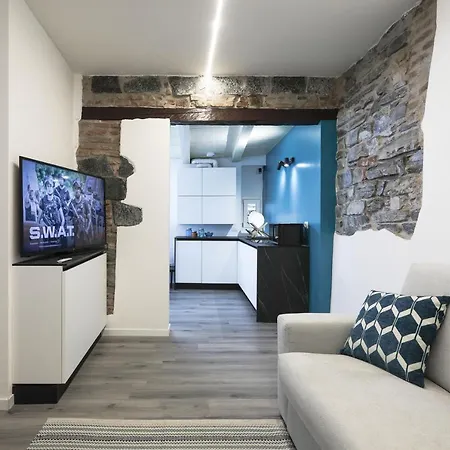 Blue Sapphire Cozy Flat In Center Of City